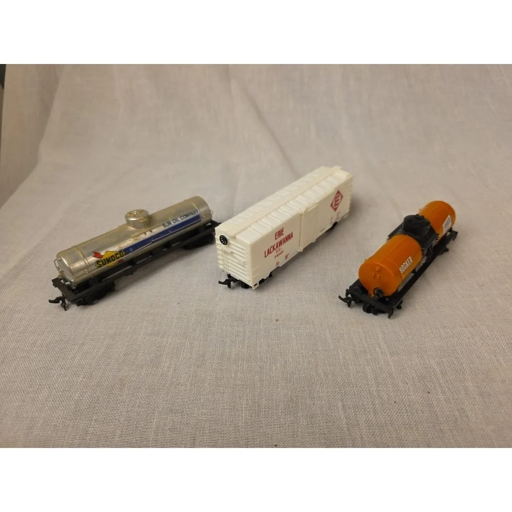 Lot Of HO Train Cars Tyco Sunoco Tanker Life Like Lakawanna Box Car Life Like...